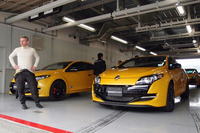 ドイツのニュルブルクリンクにおいて、「ルノー・メガーヌ ルノースポール」でFF車最速タイムの8分7秒97をたたき出した、ロラン・ウルゴン氏（写真左／下写真も）。今回初めて、鈴鹿サーキットでテストドライブを実施した。
    