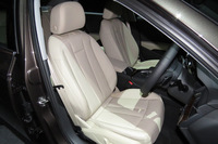 「A4 2.0 TFSI」のフロントシート。色や素材の違いにより、シートは全6種類が用意される。