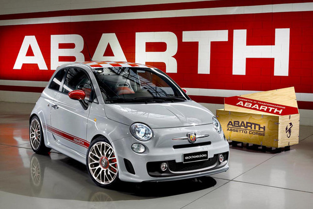 「アバルト500」（写真は、「エッセエッセキット」装着車）。