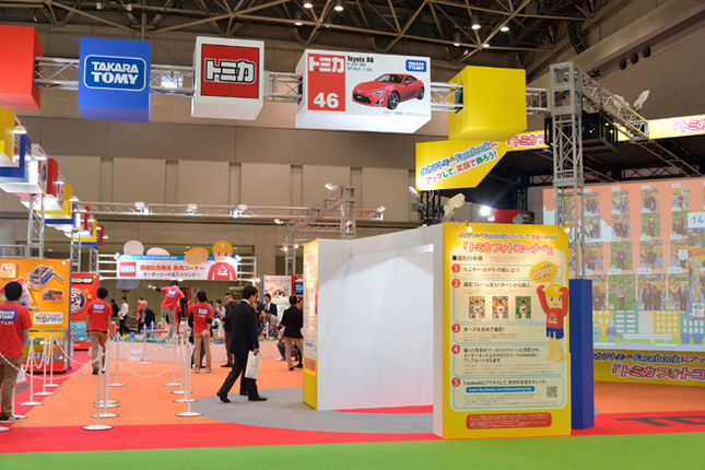 今年も西3ホール最大のブースはトミカコーナー。