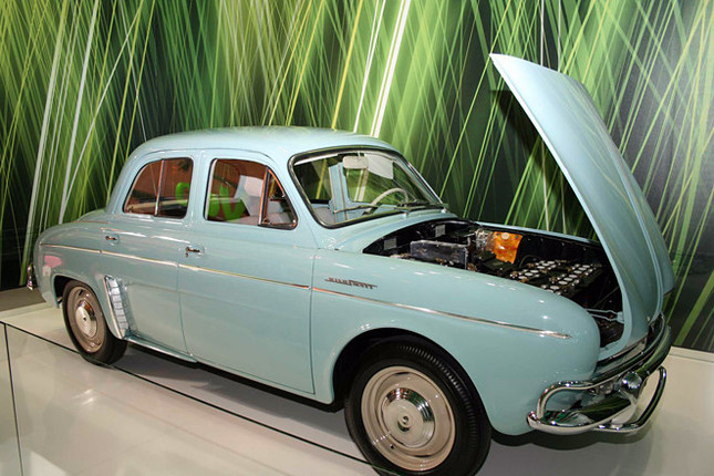 1959年「ルノー・ドフィン・キロワット」。サイドの稲妻バッジもしびれます。