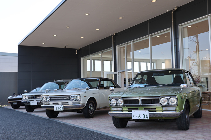 会場となった日産東京 新車のひろば 村山店に展示された初代C30型「ローレル」。手前から「1800GL」「ハードトップ2000GX」「1800デラックスB」。それらの後方に見える初代「フェアレディZ」は、イベント運営を手伝った全日本ダットサン会の会員の車両。