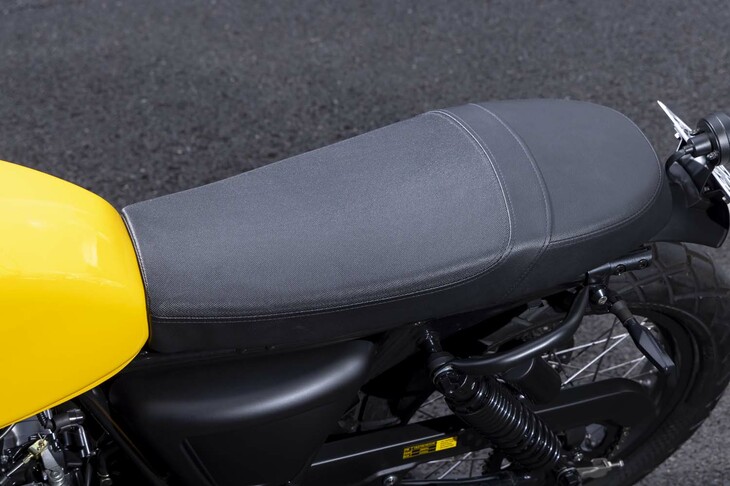 スリムなカスタムスタイルに寄与する、ちょっと固めの薄型シート。シート高は810mmと、ストリートバイクとしてはちょっと高めなので、気になる人はお店に相談してみよう。