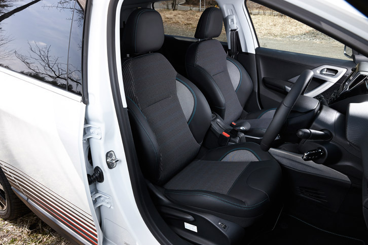 シートはファブリックとテップレザーのコンビタイプで、前席にはヒーターが標準装備される。