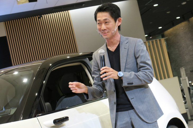 佐原 健氏はエクステリア担当。ガラス製の充電リッドにユニークなホイールデザインなど、各所にチャレンジングな意匠を取り入れた。「開発責任者がエクステリアデザイン出身の人で、理解があって助かった」とのこと。