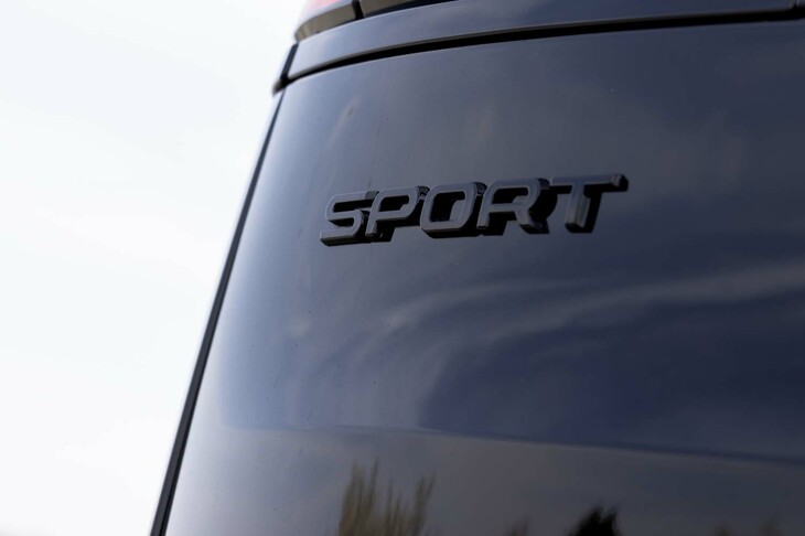 新型「レンジローバー スポーツ」は第3世代。「ローンチエディション」には各種エンブレムなどがブラックでコーディネートされる「ブラックエクステリアパック」が備わっている。