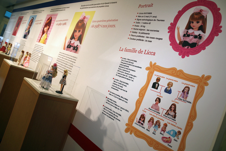 会場の一角で。パネル展示にはリカちゃんの系図も。