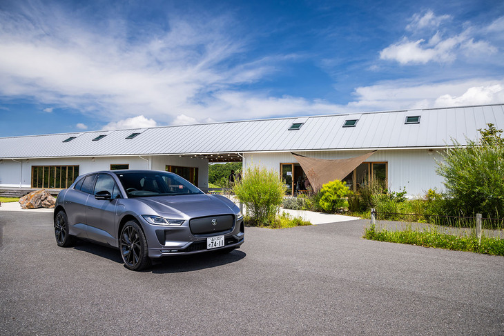 循環型のライフスタイルを提案する千葉・木更津のクルックフィールズで行われたジャガー・ランドローバー・ジャパンのアクティビティーに参加。最新モデルへの試乗を通じ、電動化への取り組みに触れた。