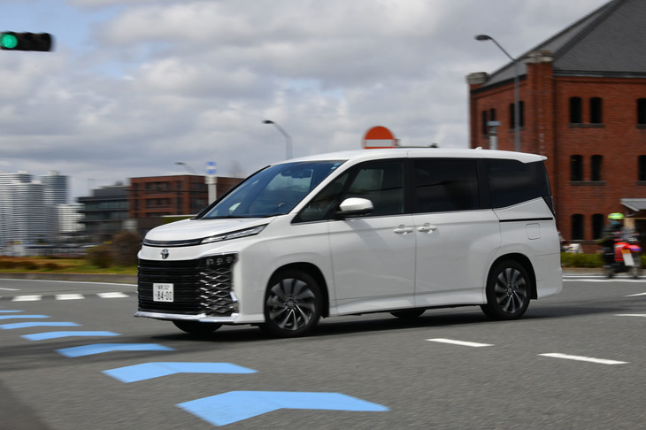 予防安全・運転支援システム（ADAS）は従来モデルから大幅に充実。全グレードに、アダプティブクルーズコントロールや市街地走行時の運転支援機能などが標準装備される。