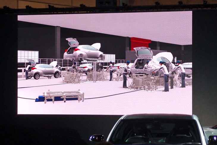 これは、東京オートサロン2020の会場で紹介された「GRヤリス」の生産工程のイメージ。流れ作業で組み立てる既存の生産ラインと異なり、高度な技能を持つ職人の手で一台ずつ製作される。