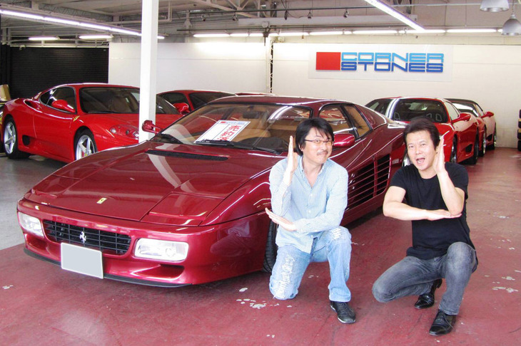 2011年に愛車となった「フェラーリ 512TR」は、「コーンズ・スペチアーレ」なるステキなワインレッドのボディーカラーをまとった車両だった。新規開発のキダスペシャル（マフラー）を装着し、この世のものとも思えぬ快音を響かせた。写真右はおなじみエノテン。