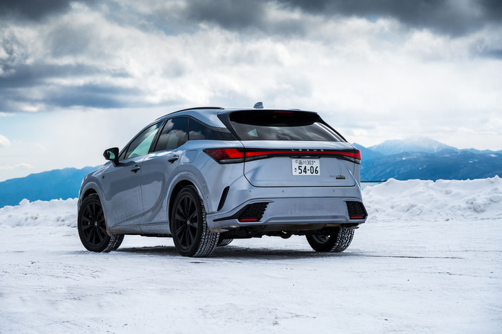 最低地上高は195mmを確保。もちろん過信は禁物だが、わだち掘れによって中央が盛り上がったような雪道にも十分に対応できるはずだ。