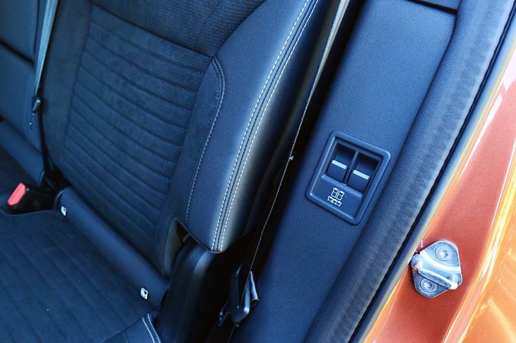 オプションの「電動サードシート」と「インテリジェントシートフォールド」を装着するとスイッチひとつで2列目と3列目をまとめて展開・収納できるようになる。