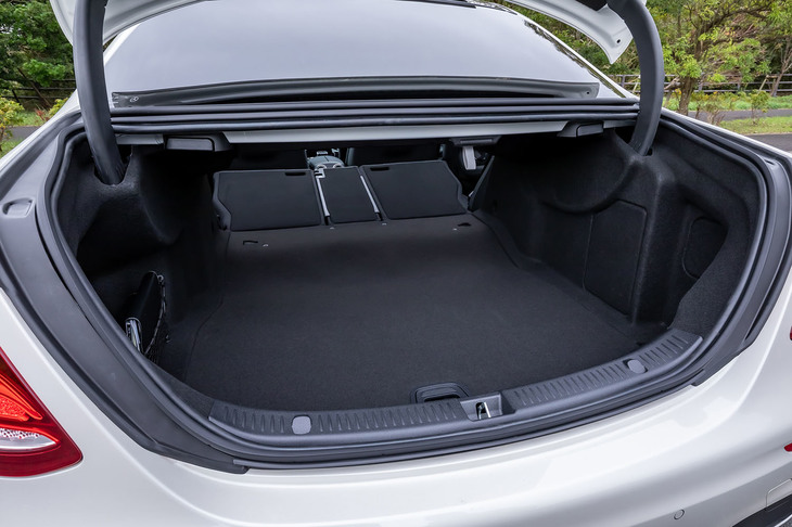 荷室上部に設けられた左右のレバーを使用し、ワンタッチで後席の背もたれをすべて倒すことができる。