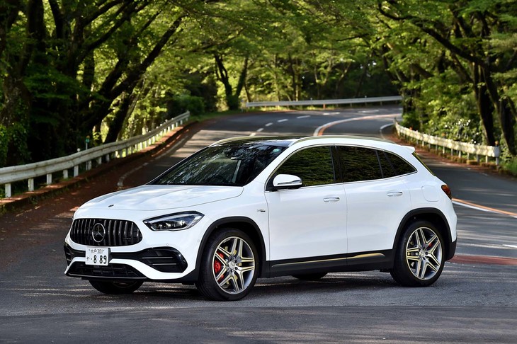 【メルセデスAMG GLA45 S 4MATIC＋のスペック】
	ボディーサイズ：全長×全幅×全高＝4440×1850×1585mm／ホイールベース：2730mm／車重：1800kg／駆動方式：4WD／エンジン：2リッター直4 DOHC 16バルブ ターボ／トランスミッション：8段AT／最高出力：421PS（310kW）/6750rpm／最大トルク：500N・m（51.0kgf・m）/5000-5250rpm／タイヤ：（前）255/40ZR20 101Y XL／（後）255/40ZR20 101Y XL（コンチネンタル・スポーツコンタクト6）／燃費：10.4km/リッター（WLTCモード）／価格：900万円
	
	【取材時の燃費データ】
	テスト距離：210.0km（市街地1：高速道路7：山岳路2）／使用燃料：21.1リッター（ハイオクガソリン）／参考燃費：10.0km/リッター（満タン法）／10.5km/リッター（車載燃費計計測値）