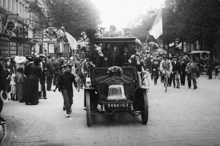 「マルヌのタクシー」に用いられた「ルノー・タイプAG1」。写真は第1次世界大戦中の、1914年のもの。