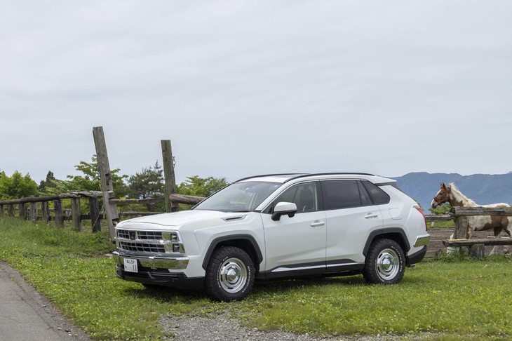 試乗車のボディーカラーは「グローブワンホワイトパール」。このほか「T800シルバーメタリック」「ディープパープルメタリック」といったモノトーンや「トップガングレー／ホワイト」といったツートンなどユニークな名前のカラーリングが全18種類用意される。