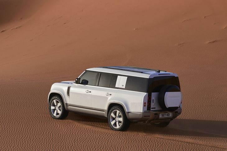 「ディフェンダー130」のボディーサイズは全長×全幅（ドアミラー格納時）×全高＝5358×2008×1970mm、ホイールベースは3022mm。