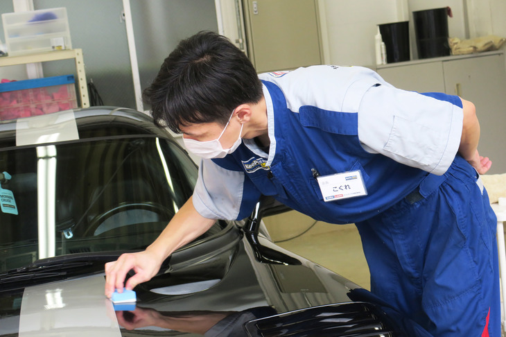 スポンジでコーティング剤を塗り伸ばし、タオルで拭き上げていく。左手を常に後ろにやっているのは、スプレー缶などを手に持っていた際、それで車体を傷つけないための所作だそうだ。ご覧の通り「空手の時にも左手は後ろ」と、徹底されている。