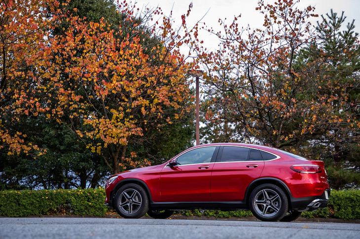 「GLC220d 4MATICクーペ」のボディーサイズは全長×全幅×全高＝4740×1890×1605mm、ホイールベース＝2875mm。「GLC」と比べて全長が70mm長く、全高が45mm低い。