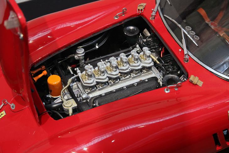 「250GTO」の3リッターV12 SOHCエンジン。コードやパイプ類などにワイヤを、ほかに金属メッシュも使っているが、あとは基本的にバルサ材。