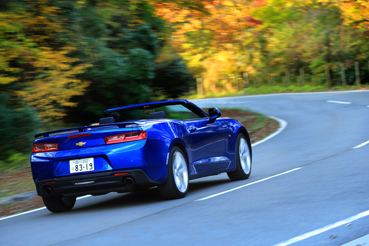 3.6リッターV6自然吸気から、2リッター直4ターボへとエンジンが変更された日本仕様の「カマロ コンバーチブル」。最高出力は低下したものの、より強力なトルクを広い回転域で発生するようになった。