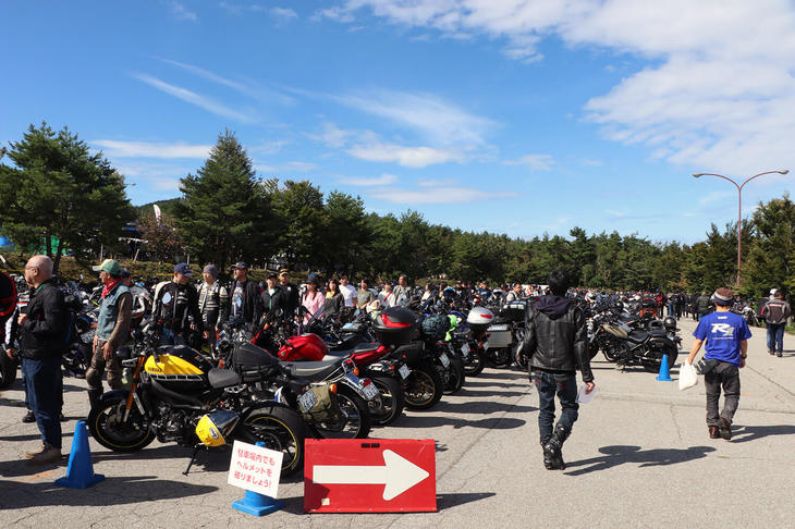 広大な駐車スペースを埋め尽くす来場者の愛車たち。開場直後は、入場には受付での手続きが必要だったこともあり、その順番待ちの列が駐車スペースにまで連なったほどだった。