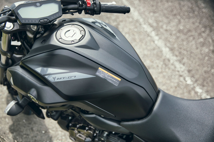 フューエルタンクまわりのマッチョな造形も「MT-07」の特徴として挙げられる。