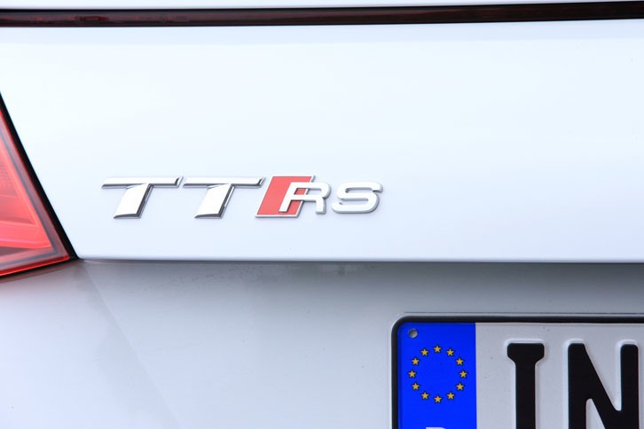 「TT」をベースにアウディスポーツ社が仕立てた高性能スポーツモデルが「TT RS」。日本では2017年3月28日に発表された。