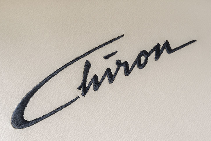 シートのバックレストに施されたロゴの刺しゅう。