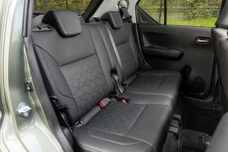 書類上の「イグニス」の乗車定員は5名だが、リアシートに備わるヘッドレストは2つのみ。空間的にも、乗車人数は4人までが現実的だ。