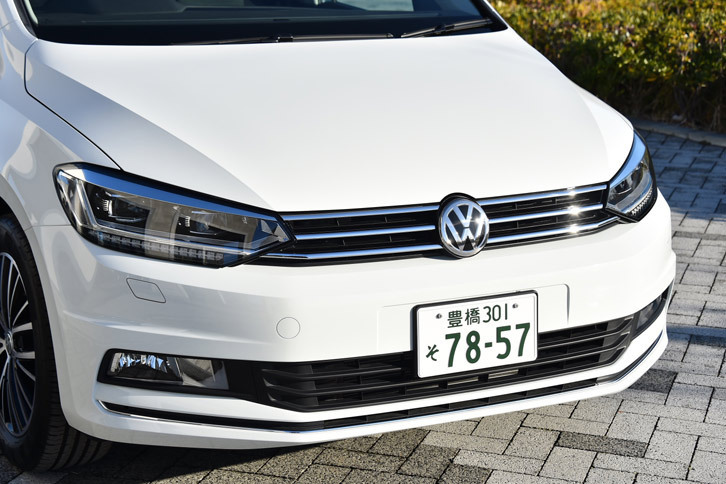 ワイド感を強調するよう、水平基調のデザインが取り入れられたフロントまわり。