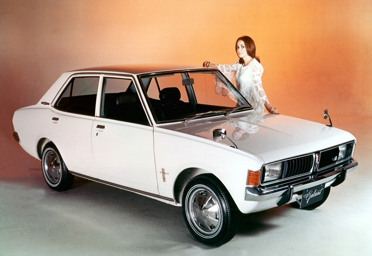 1969年に誕生した初代「三菱コルト ギャラン」。ウエッジシェイプの4ドアセダンボディーに1.3リッター／1.5リッター（後に1.4リッター／1.6リッター）の直4 SOHCエンジンを搭載。遅れて2ドアハードトップも追加された。