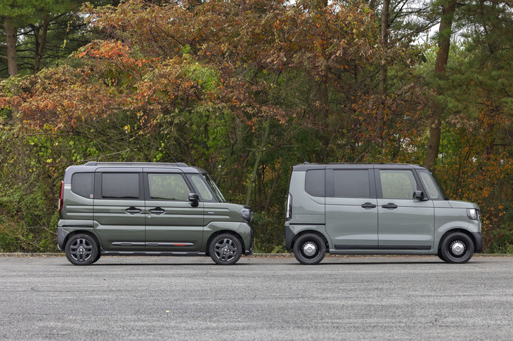 今回の試乗車のボディーカラーはどちらもはやりのカーキ系のツートン。「スペーシア ギア」は6万0500円のオプションで「N-BOXジョイ」は無償色だが、ジョイの場合はより安価なモノトーン仕様を選ぶとボディーカラーが黒か白にかぎられてしまう。