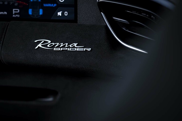 フェラーリ・ローマ スパイダー（「Roma SPIDER」ロゴ）
