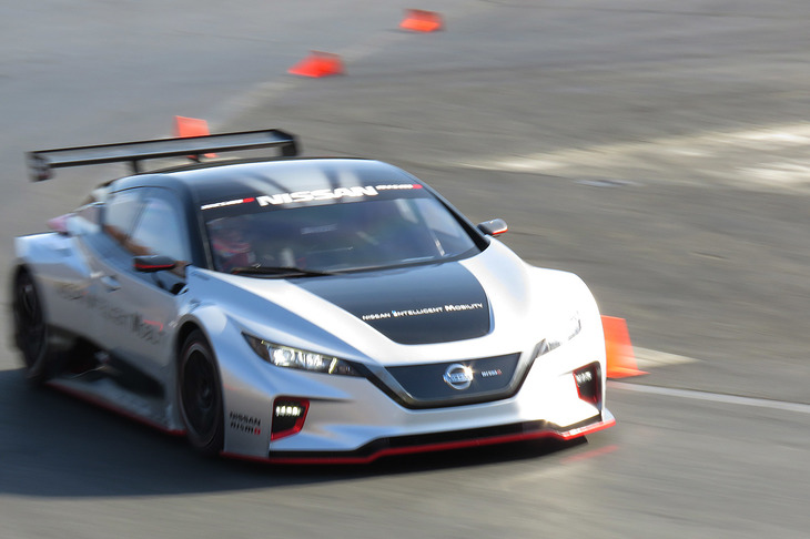 レーシングドライバーの松田次生選手が走らせる、新型「日産リーフNISMO RC」。