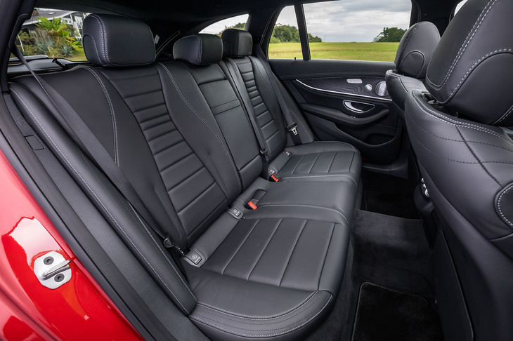 身長170cmの大人が、リラックスできるスペースを有する後部座席。背もたれには40：20：40の分割可倒機構が備わっている。