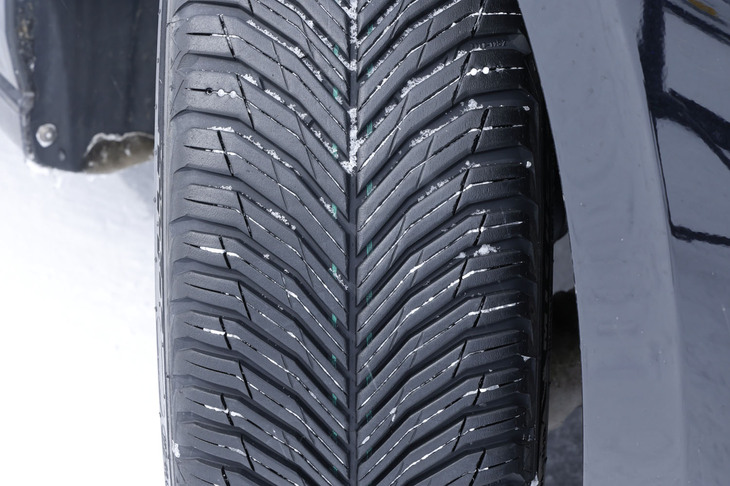 「クロスクライメート3スポーツ」のトレッドパターン。「Vシェイプトレッドパターン」に「センターグルーブ」を採用し、ウエットブレーキ性能を向上。トレッドブロックのピッチ数を増やし、接地面内のブロックエッジを増加させることにより、スノーブレーキ性能も向上させている。