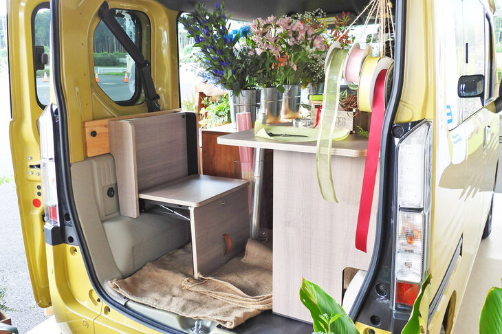 車内には折り畳み式のテーブルとイスも装備。徳島の自動車整備・特装・用品開発会社が手がけたもので、ホンダアクセスが純正用品として取り扱っている。