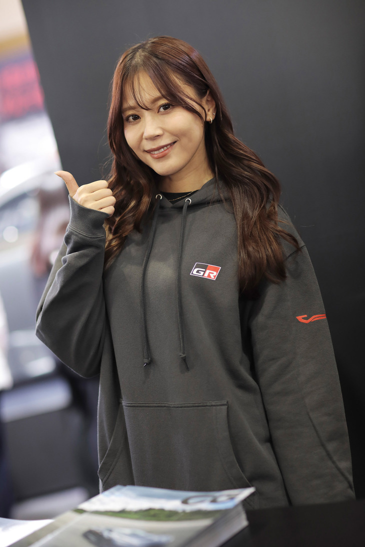 TOYOTA GAZOO Racingブースの初澤彩花さん