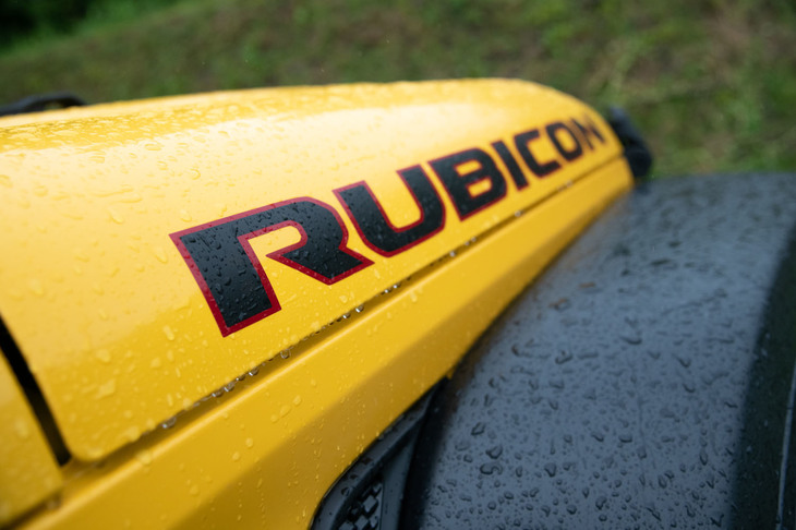 今回の試乗車は「ルビコン」と「アンリミテッド ルビコン」。専用のドライブトレインやタイヤを備えた“オフロード特化モデル”である。