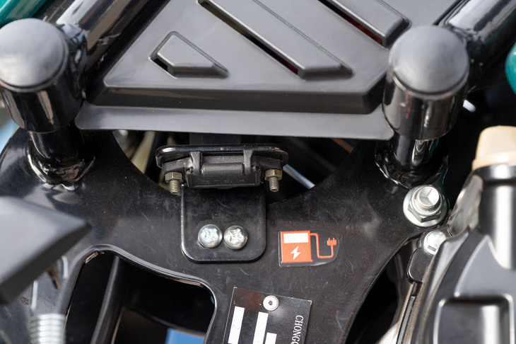 充電口は車体の右側、ミッションケースの後方に配置。満充電に要する時間は、100V電源で約4～5時間とされる。