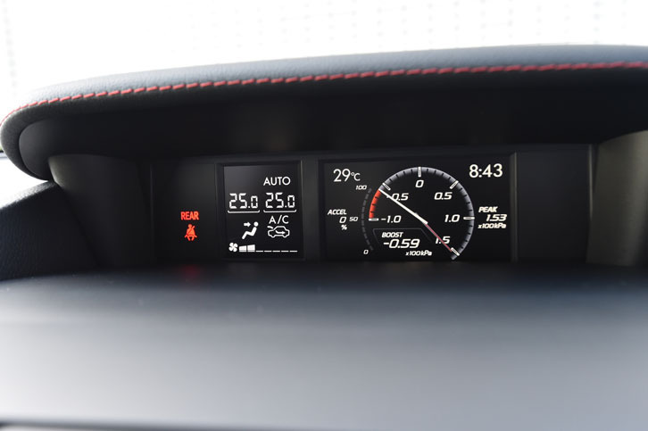 センターコンソールの上部には、4.3インチのマルチファンクションディスプレイが備わる。2リッターモデルに限り、写真のようにブースト計を表示できる。