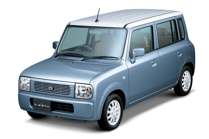 2002年登場の初代「スズキ・アルトラパン」。ターボエンジンを搭載したスポーティーな「SS」も存在したが、2代目以降は設定されていない。