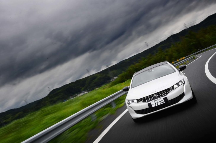 ガソリンエンジンにモーターを組み合わせる「508SW GTハイブリッド」だが、その加速感は控えめ。どの走行モードを選んでも、穏やかな印象は変わらなかった。