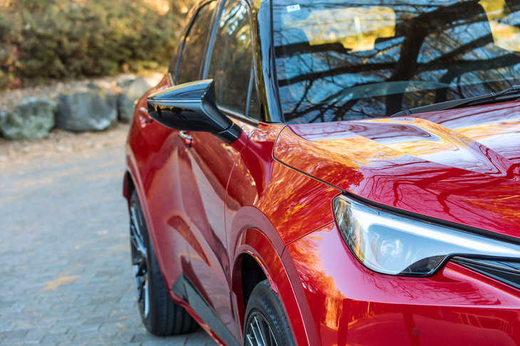 ワイドなタイヤを収めるため、ボディーの全幅は普通の「LBX」よりも15mm幅広い1840mmに。フェンダーアーチモールの大型化によってさりげなく拡大している。