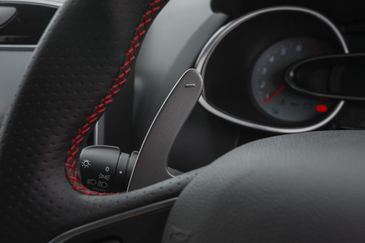 ステアリングにはシフトパドルが装着される。マニュアル操作時にブレーキングし、左パドルを引き続けると、オーバーレブさせないよう自動で複数段のシフトダウンを行う「マルチシフトダウン」機能が備わっている。