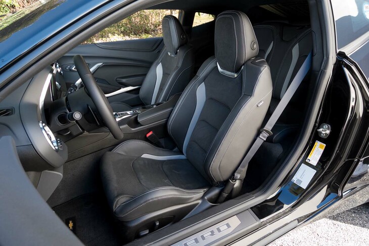 「ファイナルエディション」の前席には、レカロ製のパフォーマンスバケットシートが装備される。