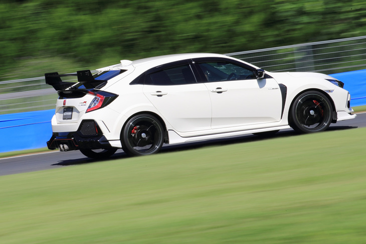 リアまわりの大きな特徴となっているハイマウントのウイングは、現在開発中のアイテム。軽量・高剛性なカーボン製で、軽量化と空力性能の向上の両面で効果が期待できる。