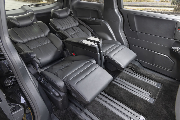 日本再導入に際して2列目シートがキャプテンシートのみになり、全車が7人乗りになった。